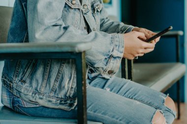 Siyah telefonlu eller. akıllı telefon