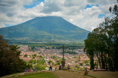 Antigua Guatemala manzarası, volkan arka plan..