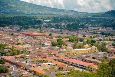Antigua Guatemala manzarası, volkan arka plan..
