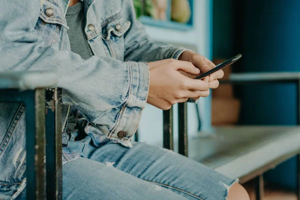 Siyah telefonlu eller. akıllı telefon