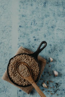 Mercimek boncukları. Kase ve kaşıkta mercimek taneleri.