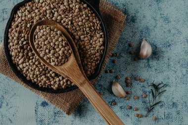 Mercimek boncukları. Kase ve kaşıkta mercimek taneleri.