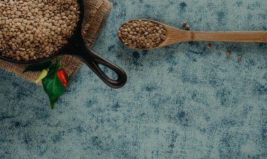 Mercimek boncukları. Kase ve kaşıkta mercimek taneleri.