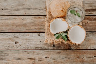 Hindistan cevizi suyu. Taze ve lezzetli hindistan cevizi suyu. ahşap ve yeşil arkaplan.