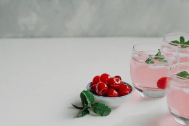 Nane yapraklı kiraz kokteyli.