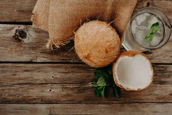 Água Coco Água Coco Fresca Deliciosa Madeira Fundo Verde — Fotografia de Stock