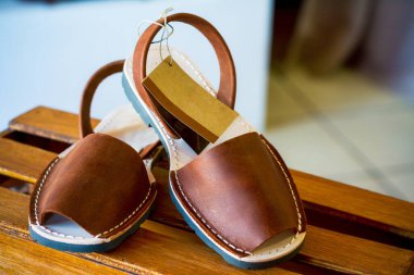 Arka planı ve fotokopisi olan kadınlar için sandaletler.