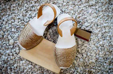 Arka planı ve fotokopisi olan kadınlar için sandaletler.