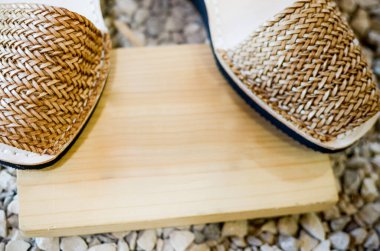 Arka planı ve fotokopisi olan kadınlar için sandaletler.