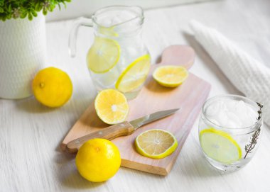 Taze tatlı limonata suyu, bıçak, odun ve biraz bitki.
