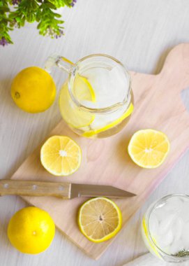 Taze tatlı limonata suyu, bıçak, odun ve biraz bitki.