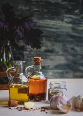 Sarımsak, zeytinyağı, maydanoz gevreği, kurutulmuş biber tohumu..