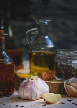 Sarımsak, zeytinyağı, maydanoz gevreği, kurutulmuş biber tohumu..