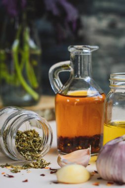 Sarımsak, zeytinyağı, maydanoz gevreği, kurutulmuş biber tohumu..