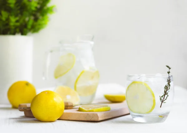 Taze tatlı limonata suyu, bıçak, odun ve biraz bitki.