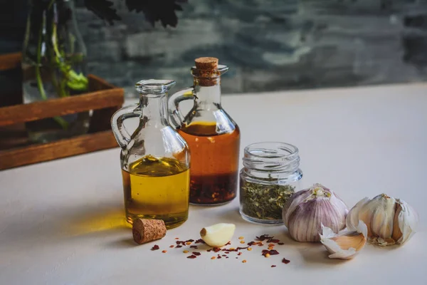 Sarımsak, zeytinyağı, maydanoz gevreği, kurutulmuş biber tohumu..