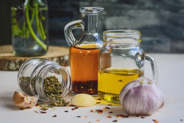 Sarımsak, zeytinyağı, maydanoz gevreği, kurutulmuş biber tohumu..