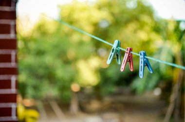 Çamaşır ve ütü kurutmak için açık çamaşır ipi..