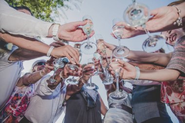 Kadehlerimizi şampanya ve bardaklarla kaldırıyoruz.