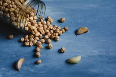 Cam kavanozda çiğ nohut..