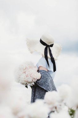 Kocaman bir şakayık. Çiçeklerin yakın plan pembe şakayıklar. Şakayıklar yakın plan. Katalog ya da internet mağazası için güzel şakayık çiçekleri. Çiçek dükkanı konsepti. Yüzeyin derinliği. Pembe şakayık çiçek tarlası. Kız ve şakayıklar.