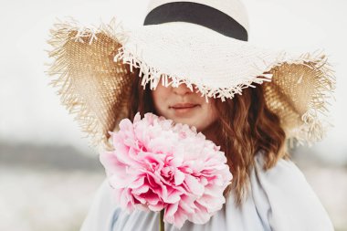 Kocaman bir şakayık. Çiçeklerin yakın plan pembe şakayıklar. Şakayıklar yakın plan. Katalog ya da internet mağazası için güzel şakayık çiçekleri. Çiçek dükkanı konsepti. Yüzeyin derinliği. Pembe şakayık çiçek tarlası. Kız ve şakayıklar.