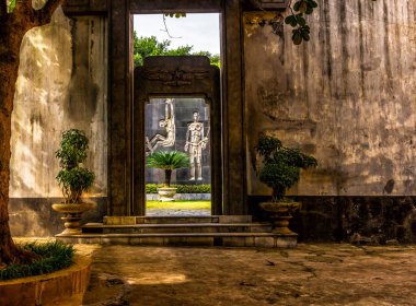 Hoa Lo hapishane Hanoi avluda heykel