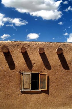 Bir adobe binada pencere.