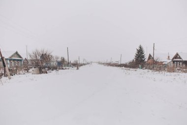 Rus köyünde karlı sokak