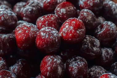 Vanilya serpilmiş güneşli kirazlar