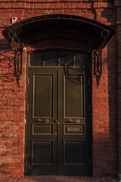 Gün batımında yeşil kapı