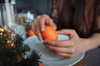 Yeni yıl arifesinde kadınların elleri temiz.