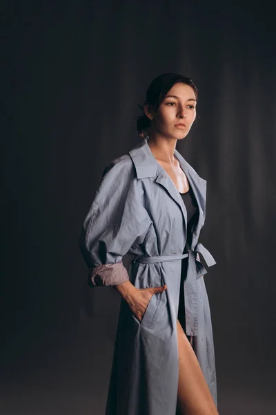 Une Fille Vêtue Trench Coat Bleu Tient Ses Mains Dans — Photo