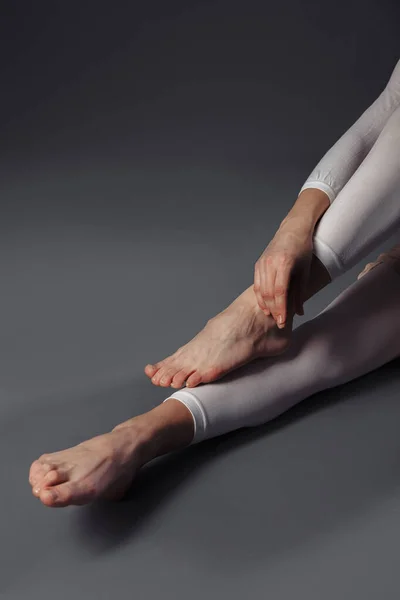 Жіночі Ноги Голі Ноги Ногах Вени Ноги Складені Незвичайним Чином — стокове фото