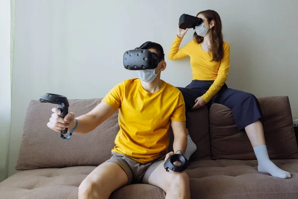 Dom jest najlepszym miejscem na ziemi. Mąż i żona grają w wirtualne gry na samoizolacji. — Zdjęcie stockowe