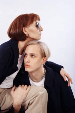 İnsan profilleri. Erkek ve kız kucaklaşması. Kızıl saçlı kız kafasını sarışın adamın kafasına koymuştu.. 