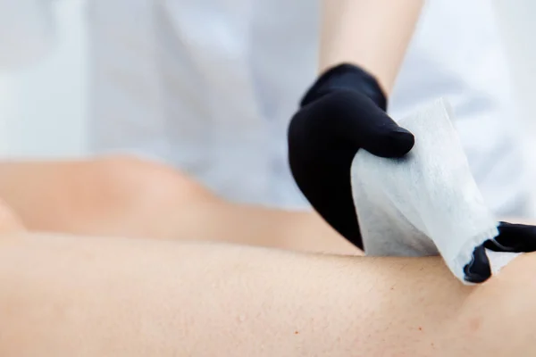 Ağda yapmayı. Kadınlar tuvaleti. 8 adımdan 3 'ünde kılların çıkarılacağı yüzeyi dezenfekte et..