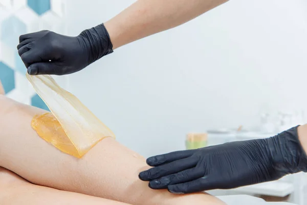 Ağda yapmayı. Kadınlar tuvaleti. Sekizinci adımda deriden balmumu çıkar. Tamamdır.