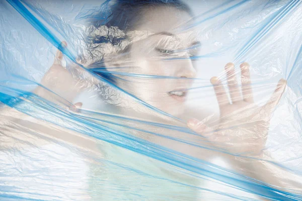 Mavi film, kızların parmaklarıyla gerilir..