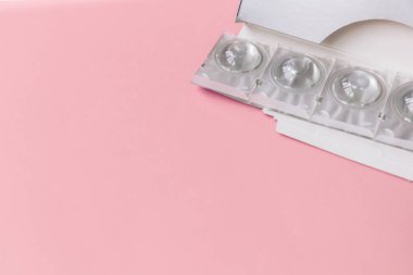 Yeni kontakt lenslerin paketlenmesi. Kutu açık ve mercek kabarcıkları görülebiliyor. Kabarcıklar bir arada duruyor..