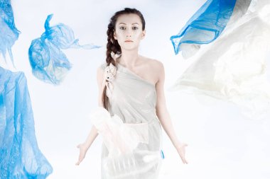 Kız saçı örülmüş. Çok renkli paketler havada uçuşuyor..