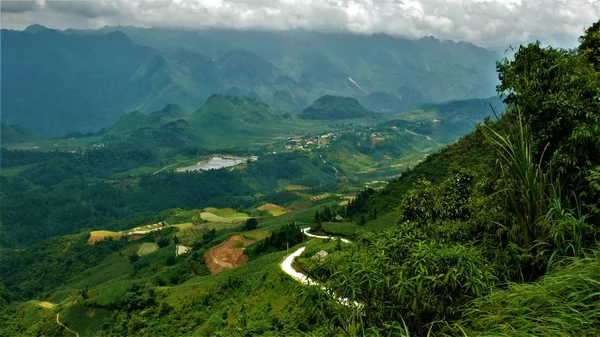 Kuzey Vietnam manzarası, dağlar, pirinç tarlaları.. 