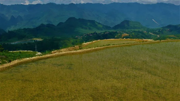 Kuzey Vietnam manzarası, dağlar, pirinç tarlaları.. 