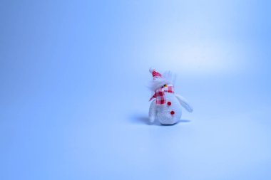 oyuncak Kardan beyaz zemin üzerine