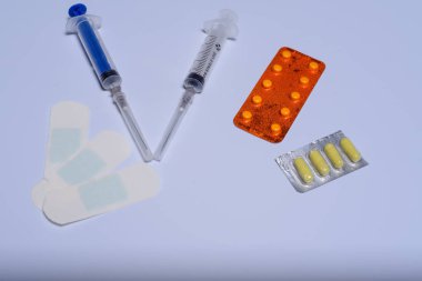 Beyaz arka plan üzerinde Tıbbi Araçlar