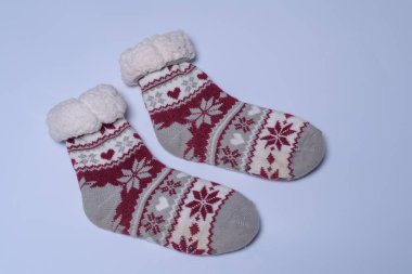 Beyaz arka planda Noel çorapları