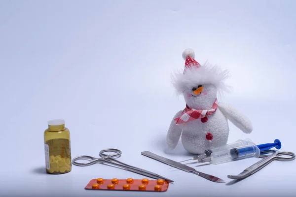おもちゃの雪だるまや医療器具 — ストック写真