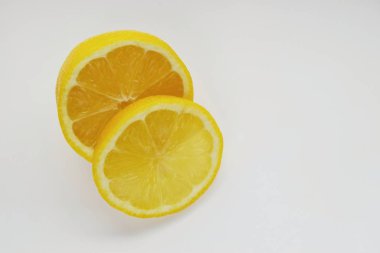 Beyaz arka planda dilimlenmiş limon. İzole edilmiş