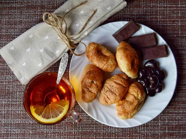 Kruvasanla kahvaltı, limonlu çay ve güzel bir peçete.. 