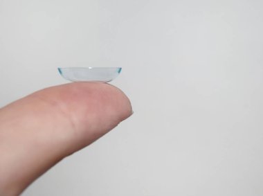 Gri arkaplanda kontak lensleri var..